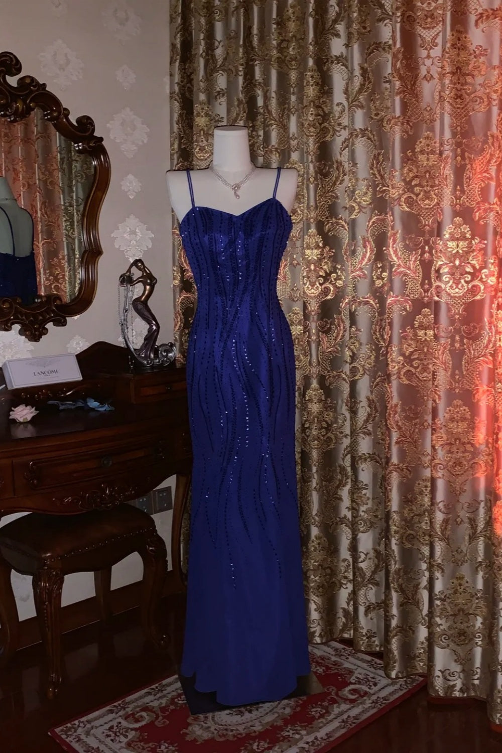 Robe longue sirène bleu roi à paillettes et perles, ornée d'un caraco et de perles - Robe élégante pour dîner et cocktail NV6369