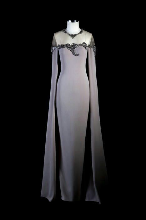 Robe longue en satin gris clair transparent, col châle en dentelle noire NV6235