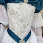 Robe de bal rétro style cour, blanche et bleue contrastée, brodée, épaules dénudées - Robe de soirée et de cosplay à thème médiéval NV6389