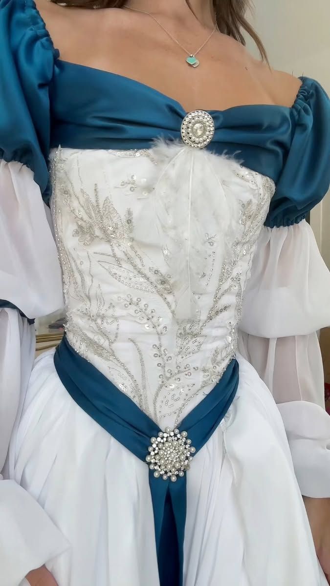 Robe de bal rétro style cour, blanche et bleue contrastée, brodée, épaules dénudées - Robe de soirée et de cosplay à thème médiéval NV6389