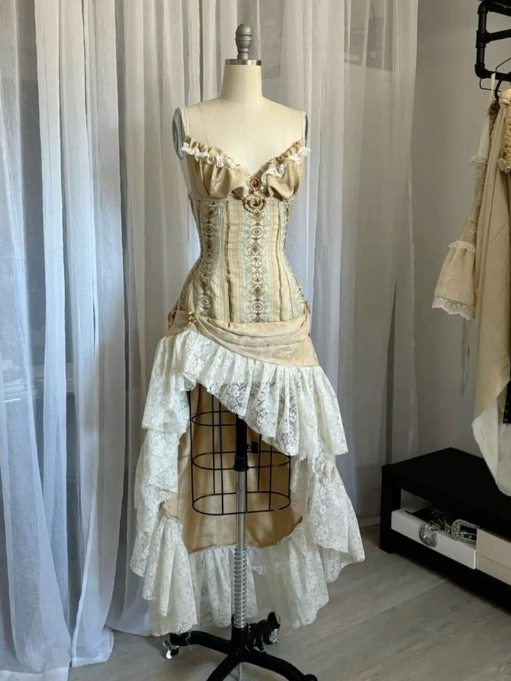 Robe asymétrique beige à empiècements de dentelle NV6239