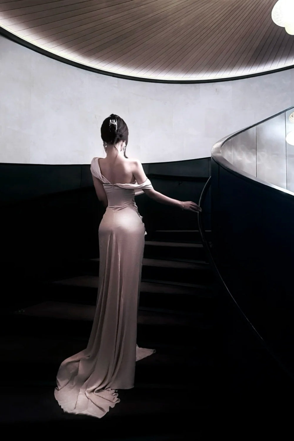 Robe de soirée élégante en satin Champagne Moonlight, asymétrique et torsadée, avec traîne (NV6856)