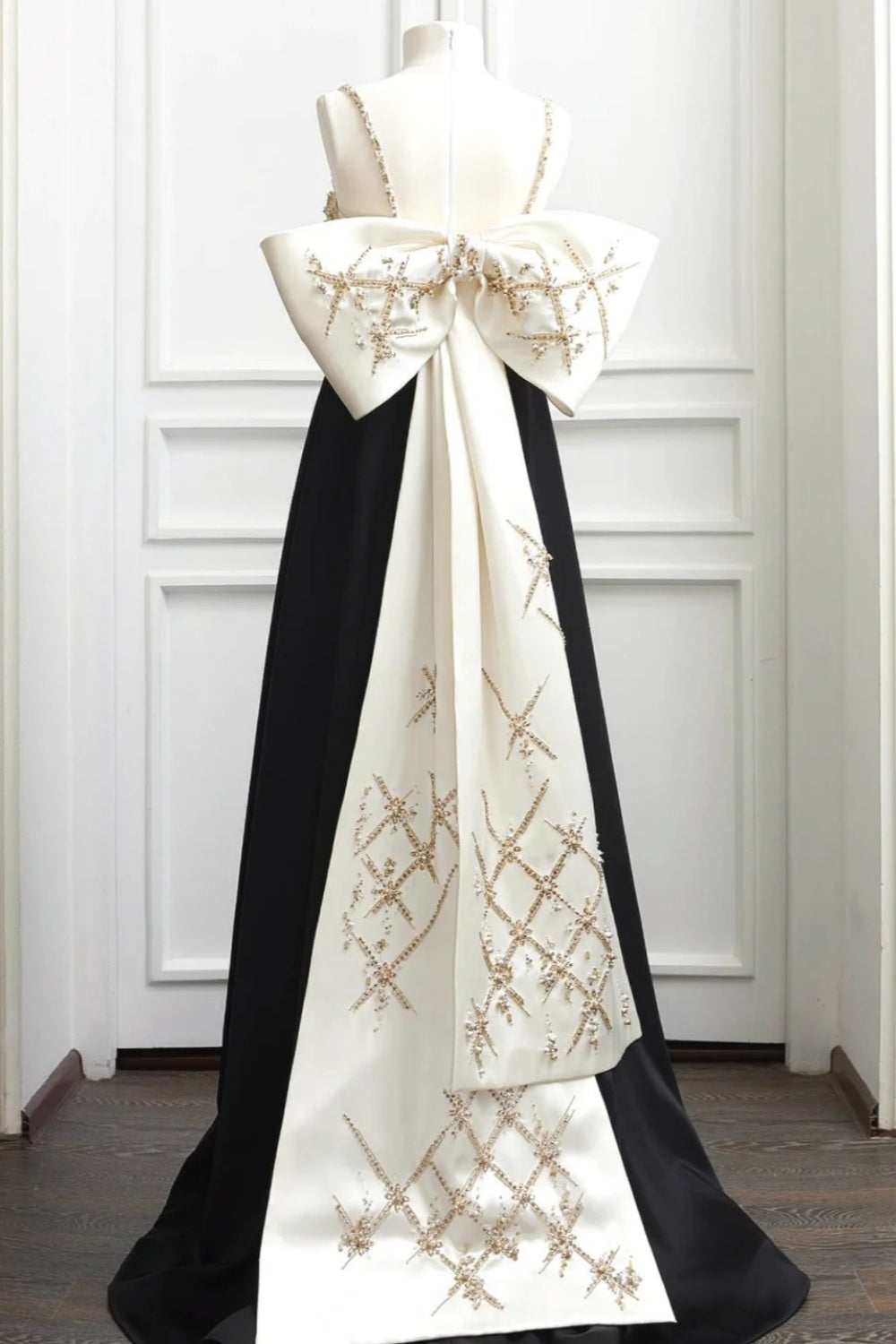 Robe de soirée de luxe noire et blanche ornée de perles dorées - NiceVestidos NV6093
