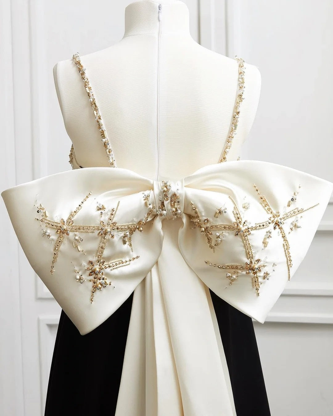 Robe de soirée de luxe noire et blanche ornée de perles dorées - NiceVestidos NV6093