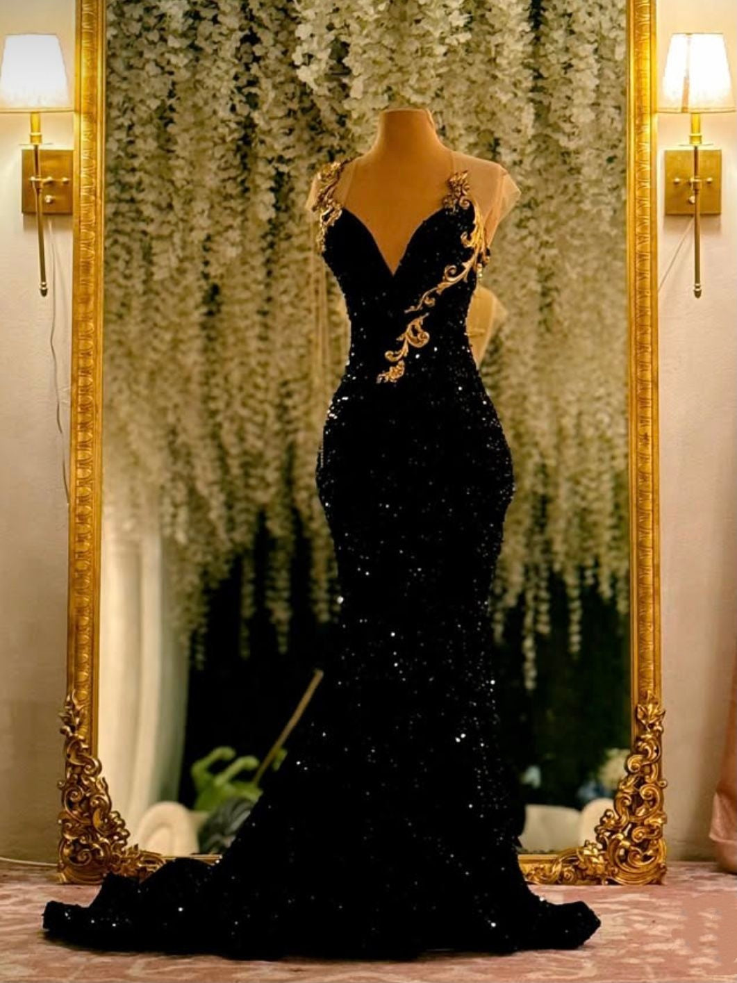 NiceVestidos - Robe de soirée longue noire et glamour à sequins, ornée de délicates broderies dorées. NV6098