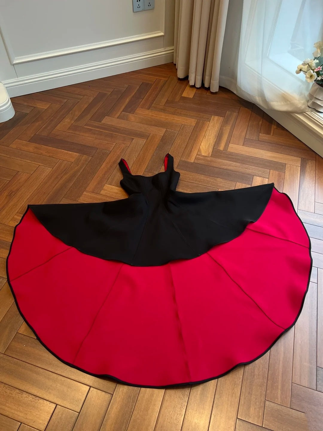Robe rouge à fond rouge, jupe ample, courte devant et longue dos, robe d'anniversaire, robe de soirée NV6594
