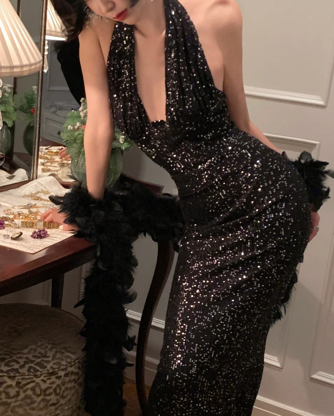 Robe sirène dos nu à sequins noirs : décolleté en V plongeant, traîne ajustée, robe de soirée haut de gamme NV6411