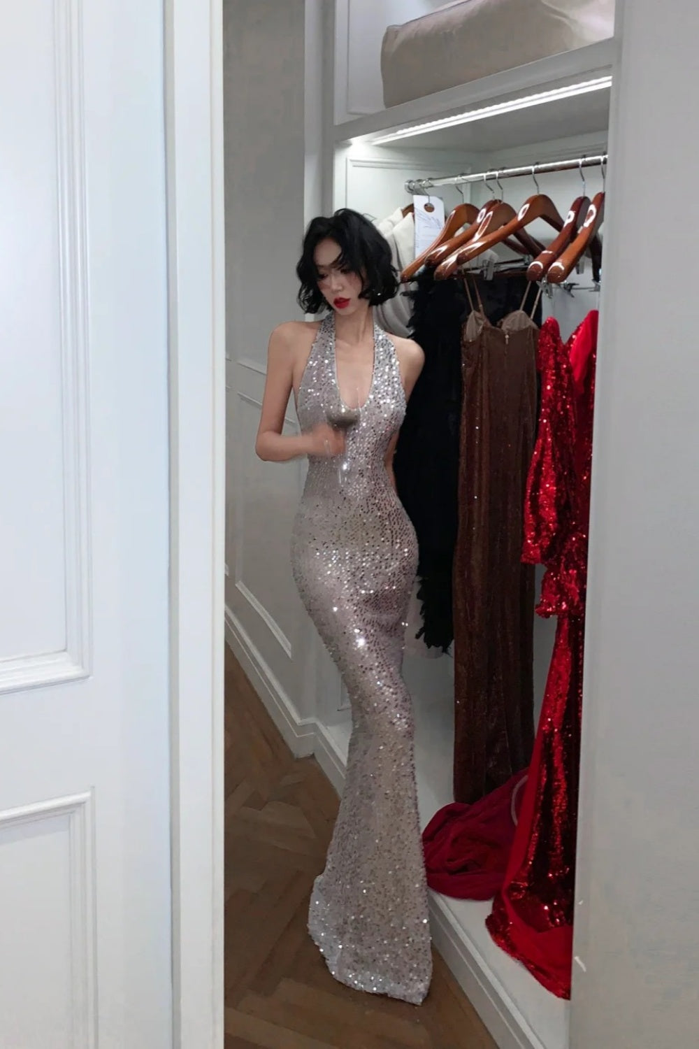 Robe sirène dos nu à sequins gris argenté : décolleté en V plongeant, traîne ajustée, robe de soirée idéale pour un banquet NV6410