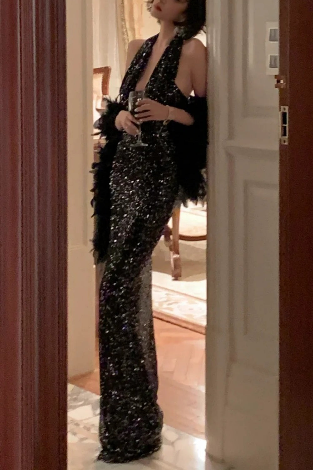 Robe sirène dos nu à sequins noirs : décolleté en V plongeant, traîne ajustée, robe de soirée haut de gamme NV6411