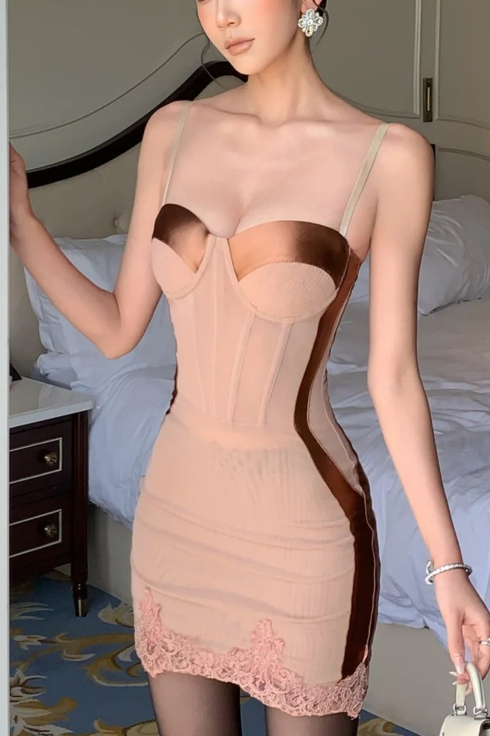 Robe nuisette en satin rose nude à baleines : coussinets 3D au niveau de la poitrine, bordure en dentelle, robe moulante Pure Desire Hot Girl NV6406