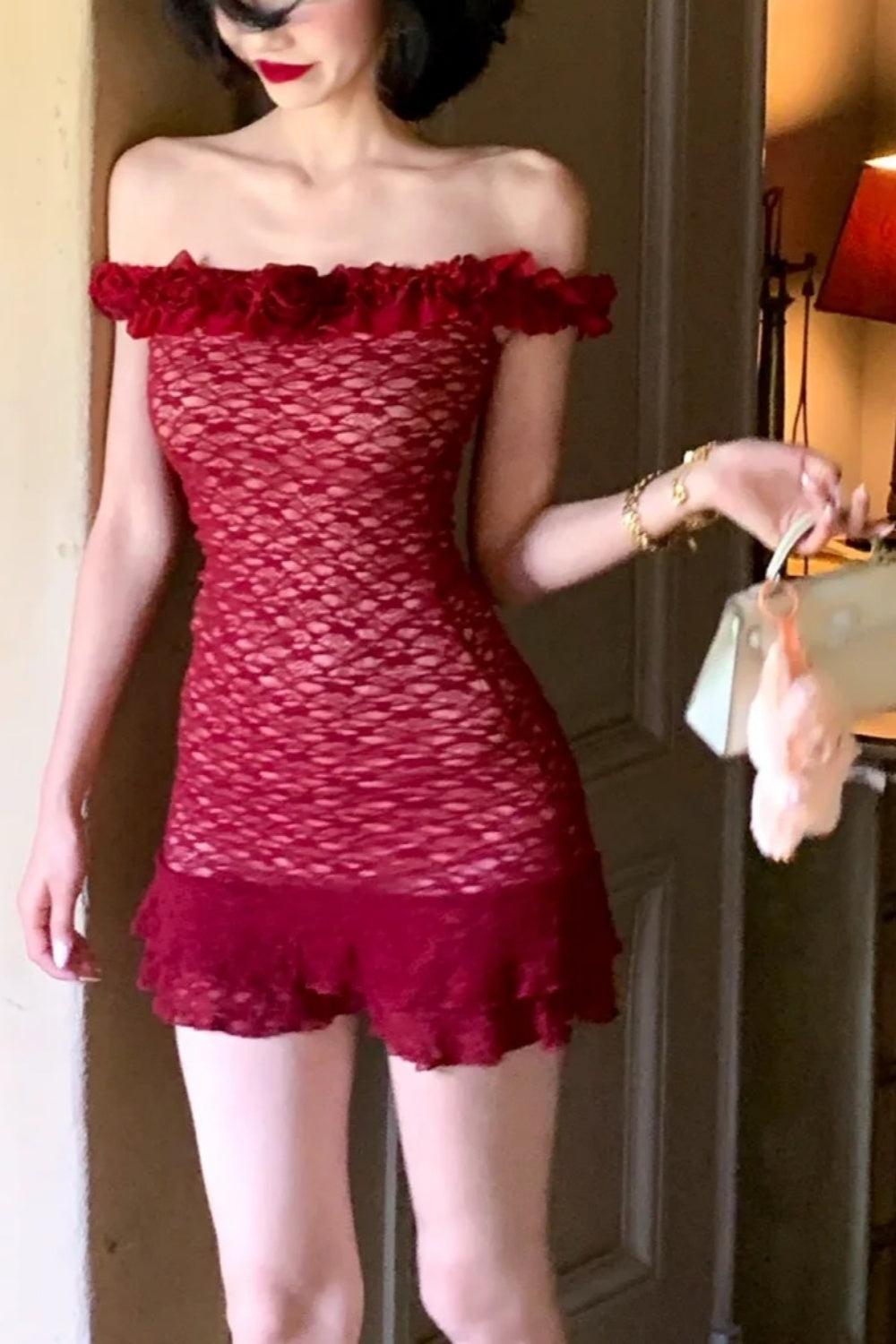 Robe courte bordeaux en dentelle à épaules dénudées : ourlet volanté, coupe moulante, style rétro français sexy NV6404