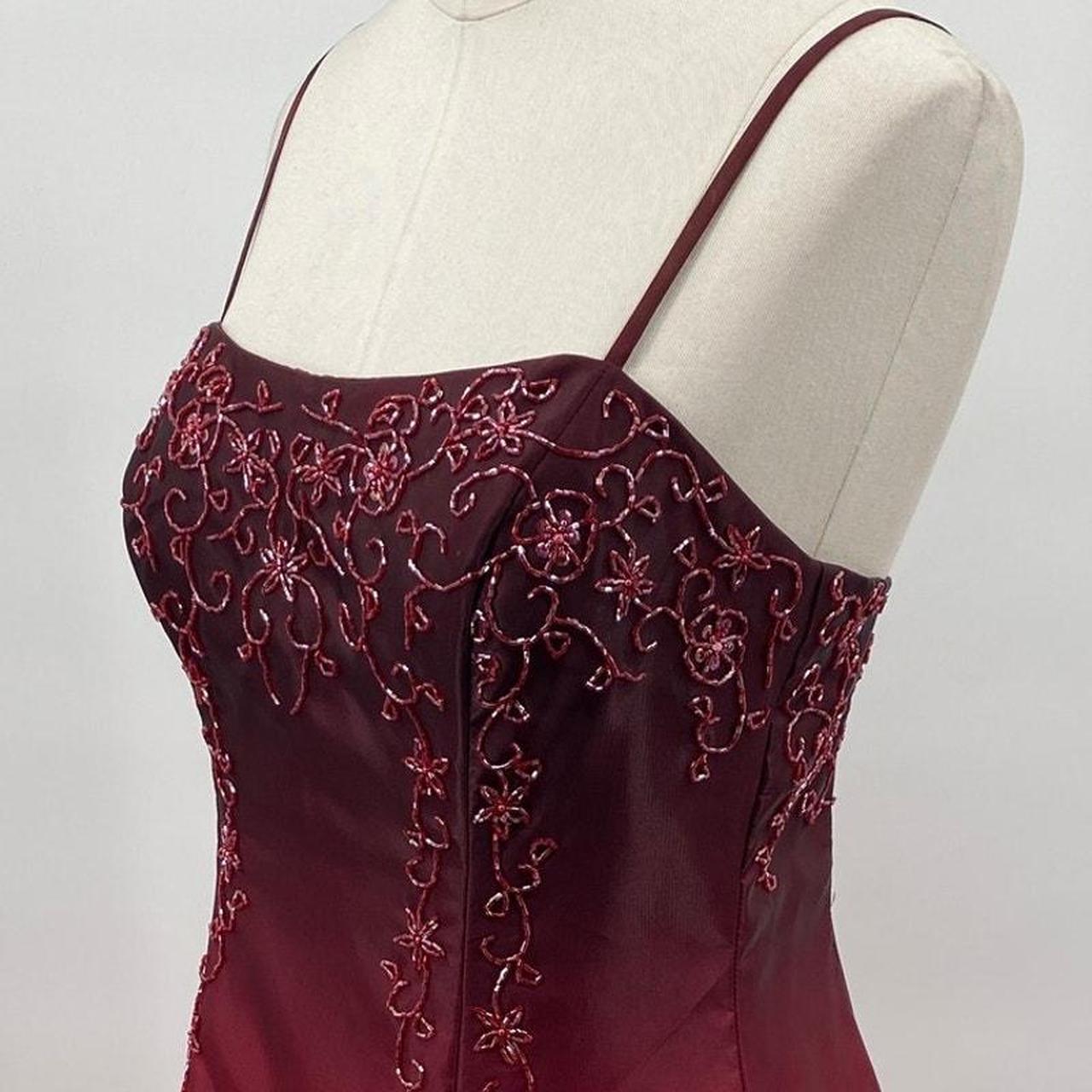 Robe longue sans manches à empiècements en satin dégradé bordeaux et sequins NiceVestidos NV6177
