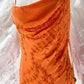 Robe de soirée longue en mousseline de soie orange exquise avec bretelles spaghetti et perles NV5413