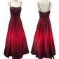 Robe longue sans manches à empiècements en satin dégradé bordeaux et sequins NiceVestidos NV6177