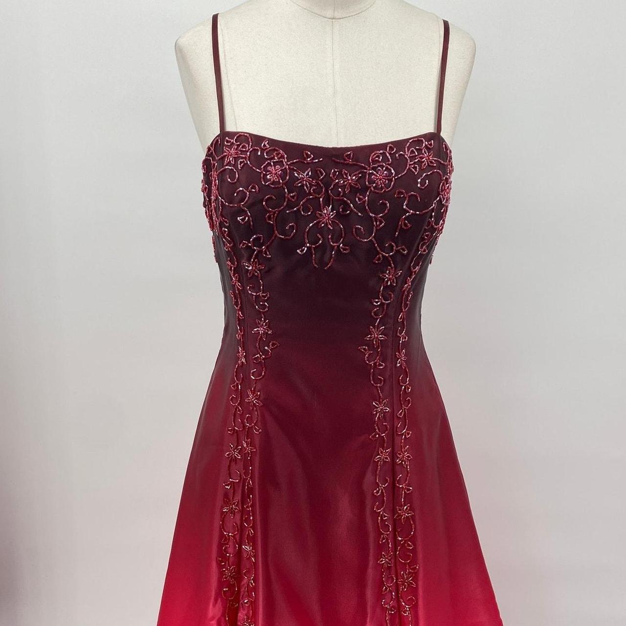 Robe longue sans manches à empiècements en satin dégradé bordeaux et sequins NiceVestidos NV6177