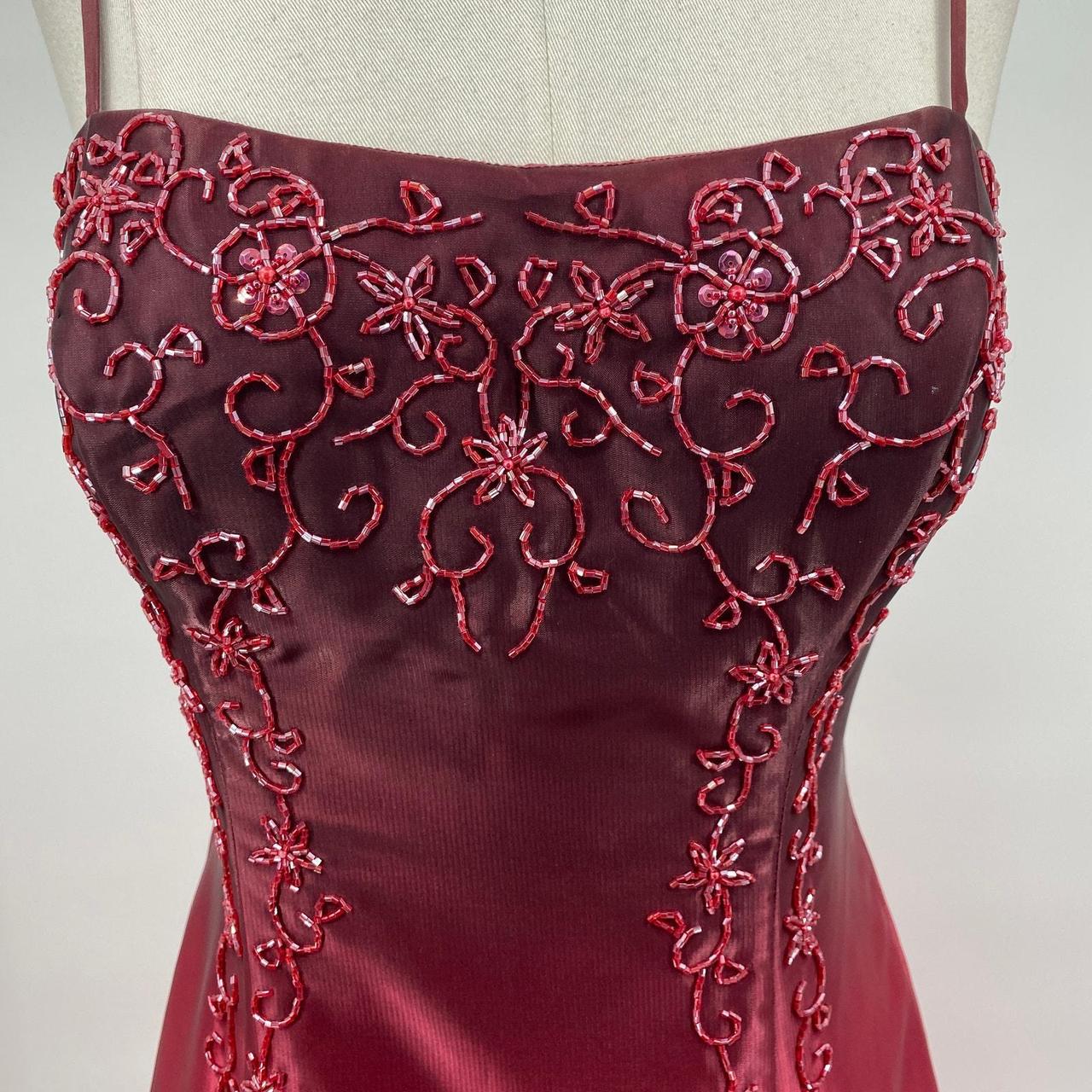 Robe longue sans manches à empiècements en satin dégradé bordeaux et sequins NiceVestidos NV6177
