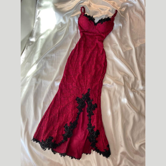 ♥️♠️♦️♣️Stunning retro-glam red and black delicate lace bodycon mermaid maxi prom dress with a sexy slit nv5382