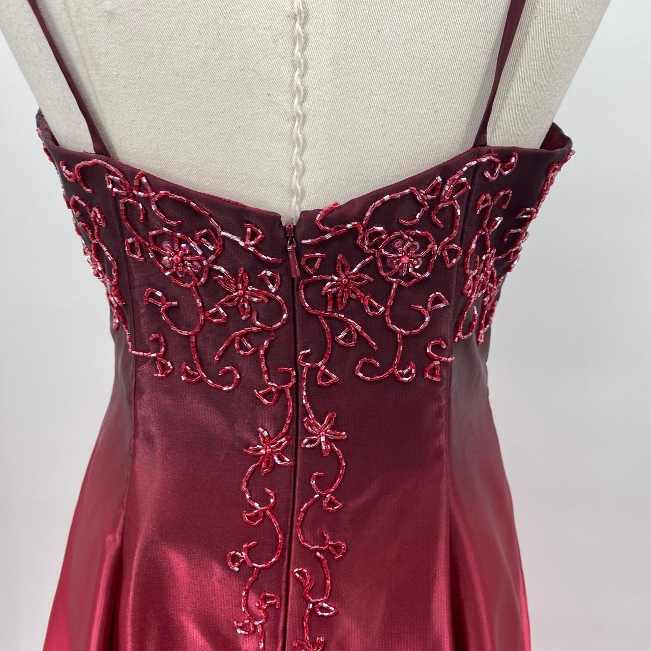 Robe longue sans manches à empiècements en satin dégradé bordeaux et sequins NiceVestidos NV6177
