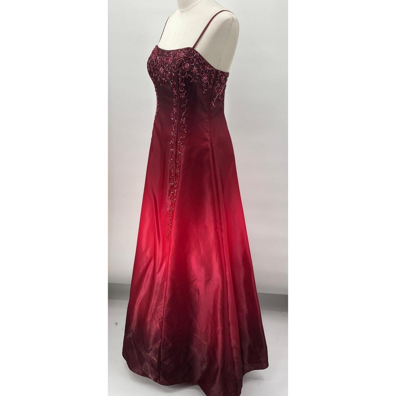 Robe longue sans manches à empiècements en satin dégradé bordeaux et sequins NiceVestidos NV6177