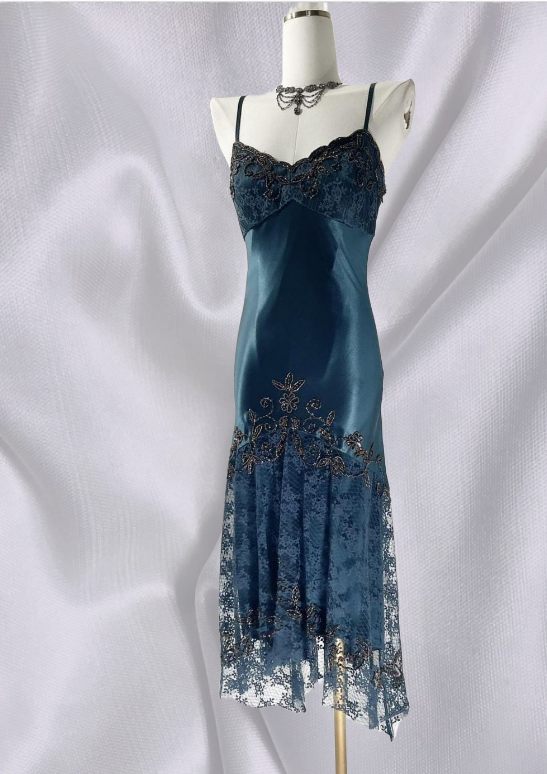 Superbe robe de bal rétro en mousseline de soie bleue exquise à bretelles spaghetti et perles NV5412