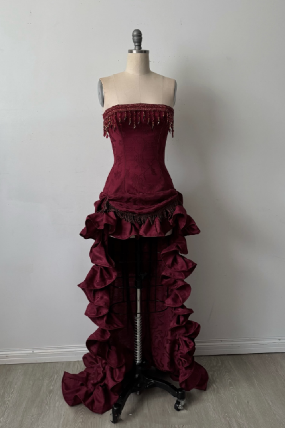 Robe de bal longue en satin bordeaux ornée de perles NiceVestidos NV6154