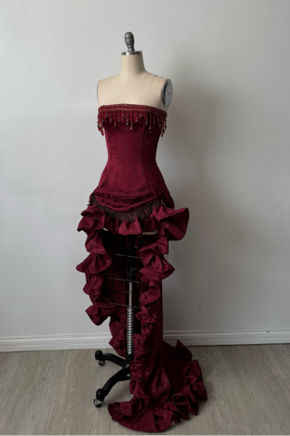 Robe de bal longue en satin bordeaux ornée de perles NiceVestidos NV6154