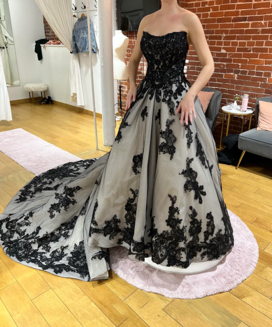 Robe de soirée spectaculaire en dentelle foncée gris-noir dégradé | Traîne en tulle pailleté, sans bretelles/à fines bretelles | NV6323