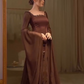Robe de soirée rétro luxueuse en satin marron foncé, ornée de perles, col carré et manches longues - Robe élégante pour dîner et tapis rouge NV6381