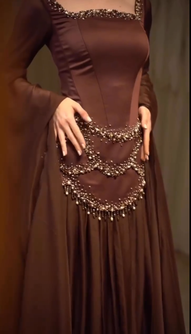 Robe de soirée rétro luxueuse en satin marron foncé, ornée de perles, col carré et manches longues - Robe élégante pour dîner et tapis rouge NV6381