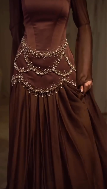 Robe de soirée rétro luxueuse en satin marron foncé, ornée de perles, col carré et manches longues - Robe élégante pour dîner et tapis rouge NV6381