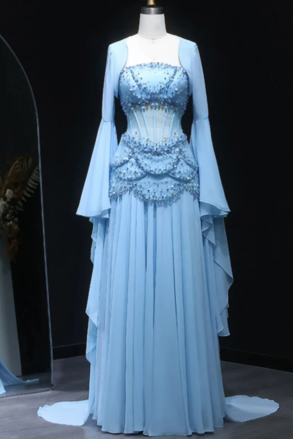 Robe de mariée féérique de style cour, bleu clair, ornée de perles, manches transparentes et traîne - Thème océan NV6382