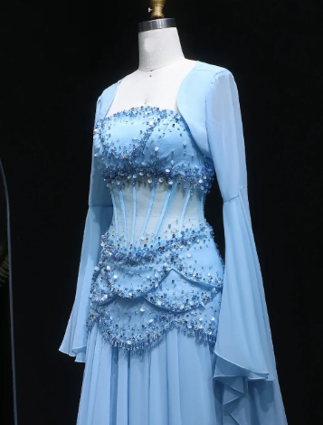 Robe de mariée féérique de style cour, bleu clair, ornée de perles, manches transparentes et traîne - Thème océan NV6382