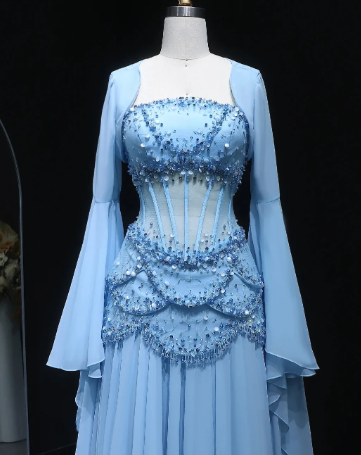 Robe de mariée féérique de style cour, bleu clair, ornée de perles, manches transparentes et traîne - Thème océan NV6382