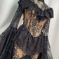Robe longue de style gothique sombre vintage, luxueuse et féérique, à col montant et manches cloche | Robe maxi en dentelle noire et blanche transparente à plusieurs volants pour mariage, soirée rétro, dîner de gala NV6284