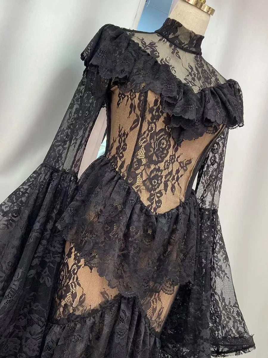 Robe longue de style gothique sombre vintage, luxueuse et féérique, à col montant et manches cloche | Robe maxi en dentelle noire et blanche transparente à plusieurs volants pour mariage, soirée rétro, dîner de gala NV6284