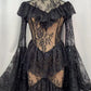 Robe longue de style gothique sombre vintage, luxueuse et féérique, à col montant et manches cloche | Robe maxi en dentelle noire et blanche transparente à plusieurs volants pour mariage, soirée rétro, dîner de gala NV6284
