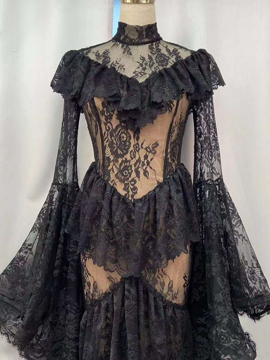 Robe longue de style gothique sombre vintage, luxueuse et féérique, à col montant et manches cloche | Robe maxi en dentelle noire et blanche transparente à plusieurs volants pour mariage, soirée rétro, dîner de gala NV6284