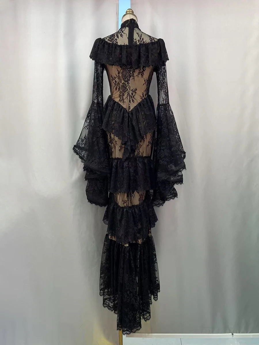 Robe longue de style gothique sombre vintage, luxueuse et féérique, à col montant et manches cloche | Robe maxi en dentelle noire et blanche transparente à plusieurs volants pour mariage, soirée rétro, dîner de gala NV6284