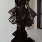 Robe longue de style gothique sombre vintage, luxueuse et féérique, à col montant et manches cloche | Robe maxi en dentelle noire et blanche transparente à plusieurs volants pour mariage, soirée rétro, dîner de gala NV6284