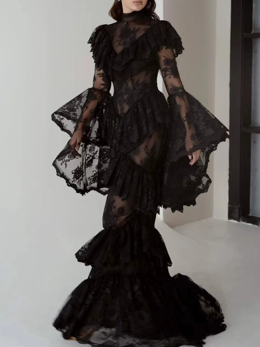 Robe longue de style gothique sombre vintage, luxueuse et féérique, à col montant et manches cloche | Robe maxi en dentelle noire et blanche transparente à plusieurs volants pour mariage, soirée rétro, dîner de gala NV6284