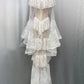 Robe longue de style gothique sombre vintage, luxueuse et féérique, à col montant et manches cloche | Robe maxi en dentelle noire et blanche transparente à plusieurs volants pour mariage, soirée rétro, dîner de gala NV6284