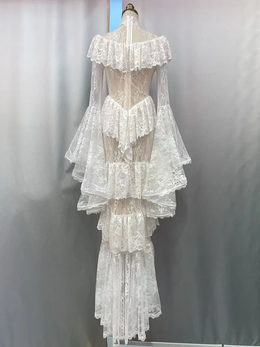 Robe longue de style gothique sombre vintage, luxueuse et féérique, à col montant et manches cloche | Robe maxi en dentelle noire et blanche transparente à plusieurs volants pour mariage, soirée rétro, dîner de gala NV6284