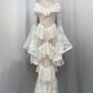 Robe longue de style gothique sombre vintage, luxueuse et féérique, à col montant et manches cloche | Robe maxi en dentelle noire et blanche transparente à plusieurs volants pour mariage, soirée rétro, dîner de gala NV6284