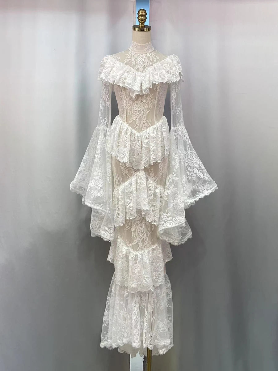 Robe longue de style gothique sombre vintage, luxueuse et féérique, à col montant et manches cloche | Robe maxi en dentelle noire et blanche transparente à plusieurs volants pour mariage, soirée rétro, dîner de gala NV6284