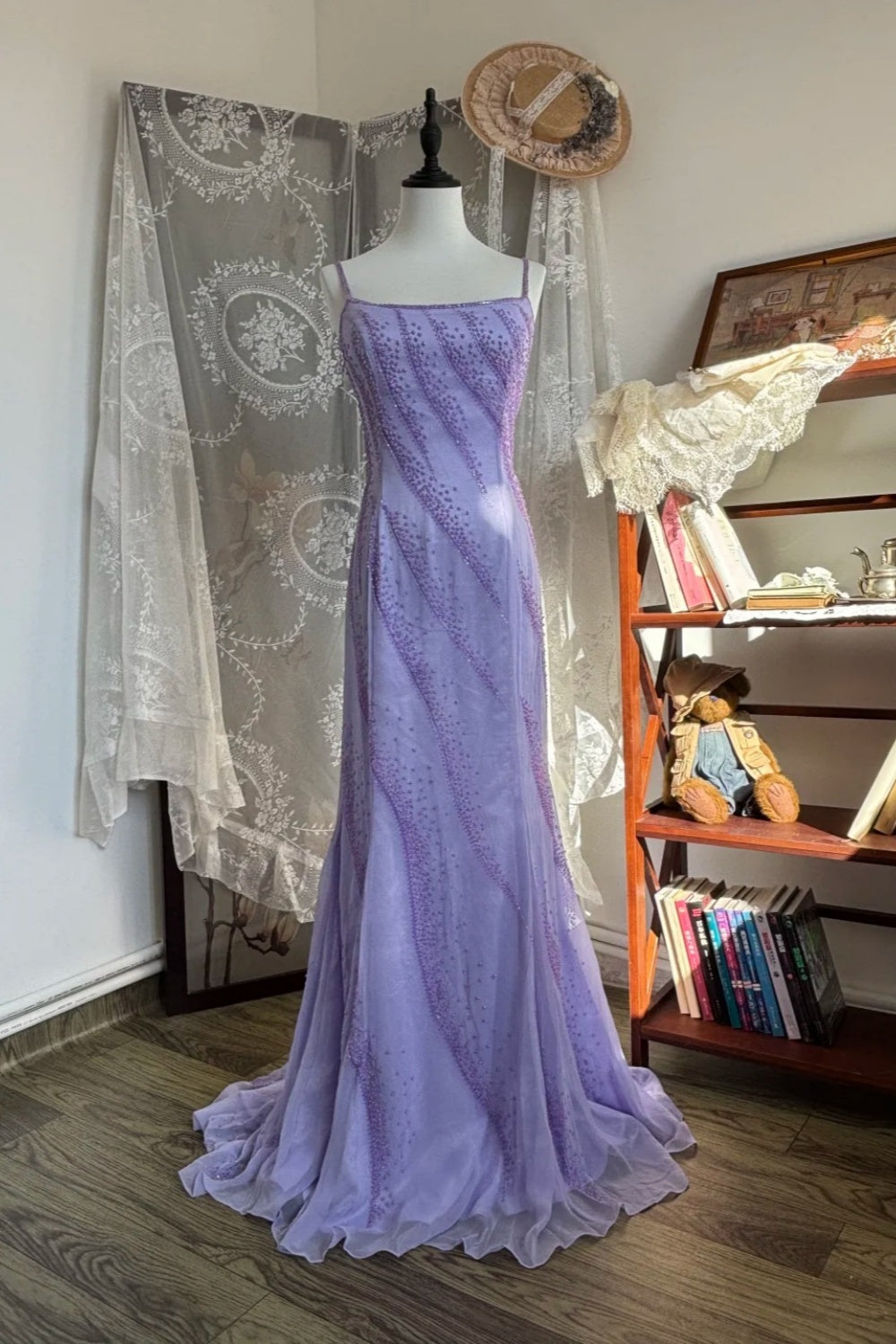Robe de soirée romantique et luxueuse, style luxueux, couleur lavande, ornée de perles, dos croisé et traîne - Robe élégante pour mariage et dîner au jardin NV6363