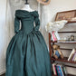 Robe de bal victorienne rétro vert foncé à épaules dénudées et manches gigot - Robe de bal à thème et cosplay NV6364