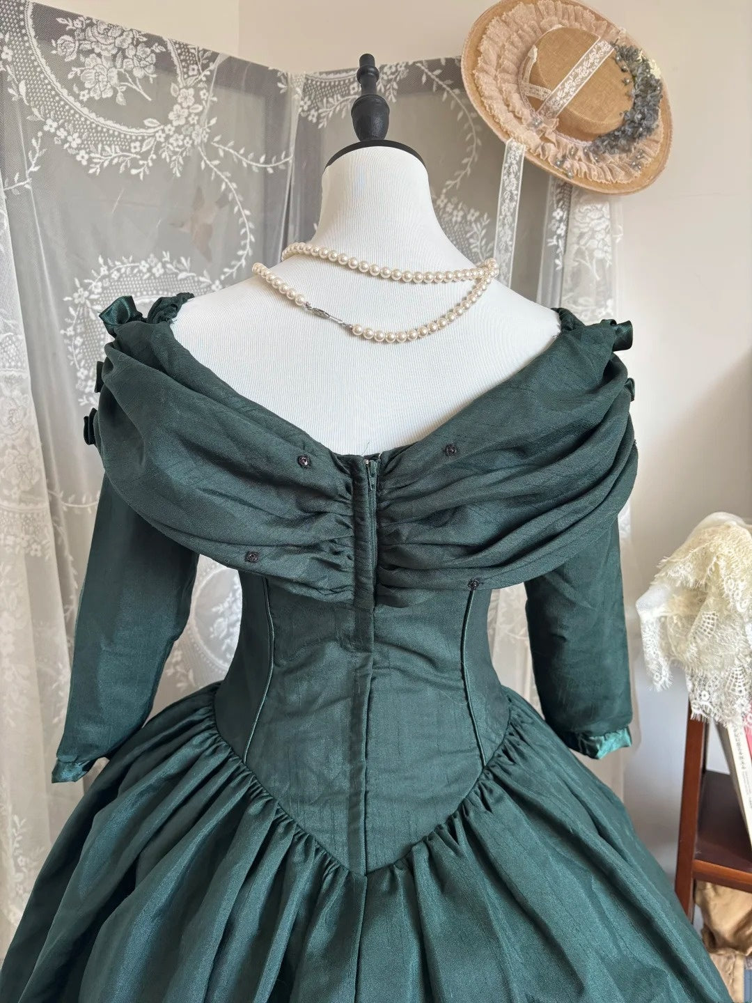 Robe de bal victorienne rétro vert foncé à épaules dénudées et manches gigot - Robe de bal à thème et cosplay NV6364