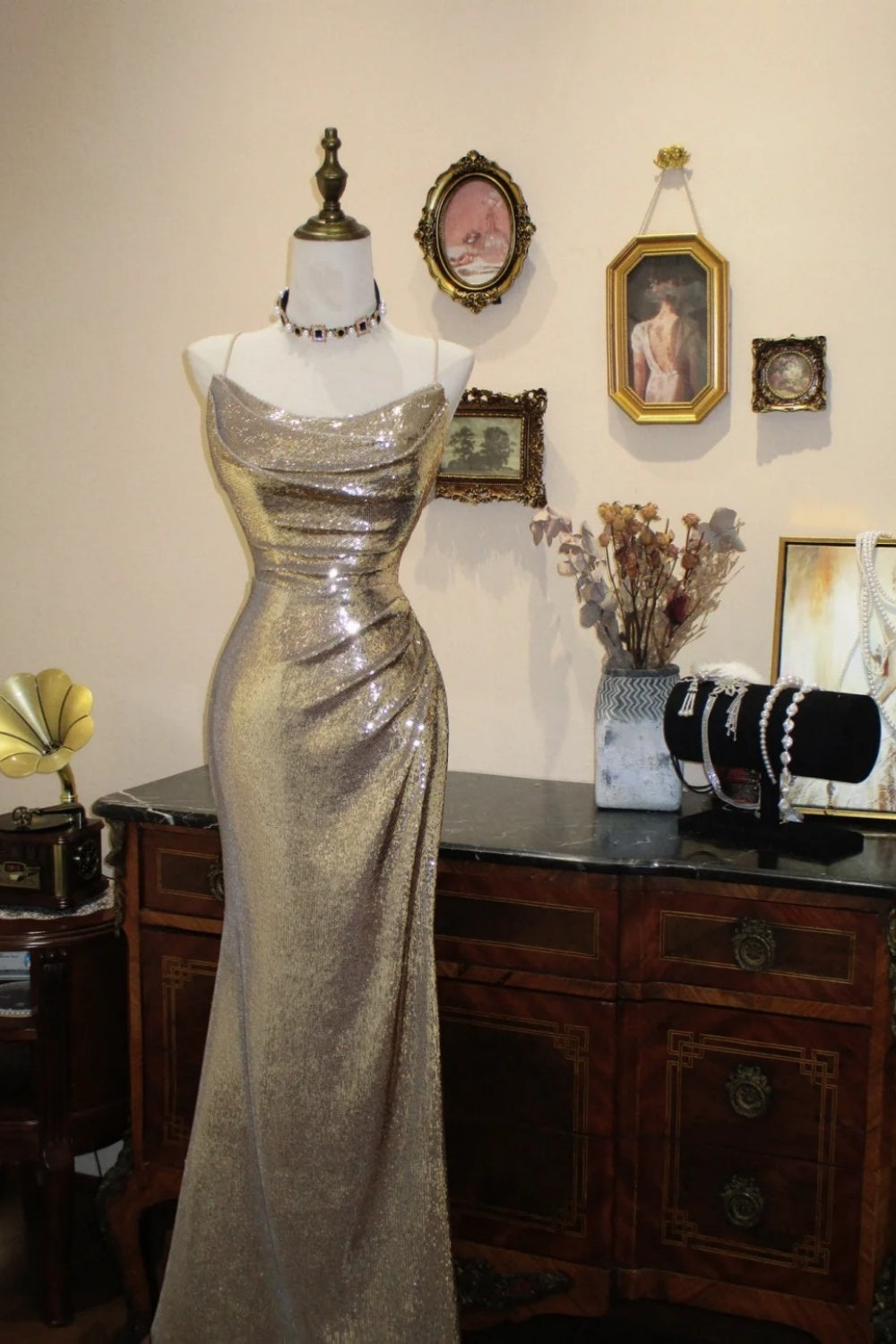 Robe de soirée maxi cintrée à une épaule et sequins dorés NV6547