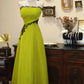 Robe de soirée jaune vif sans bretelles avec détails en dentelle noire NV6548