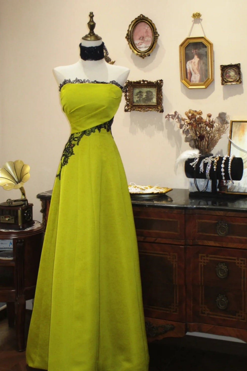 Robe de soirée jaune vif sans bretelles avec détails en dentelle noire NV6548
